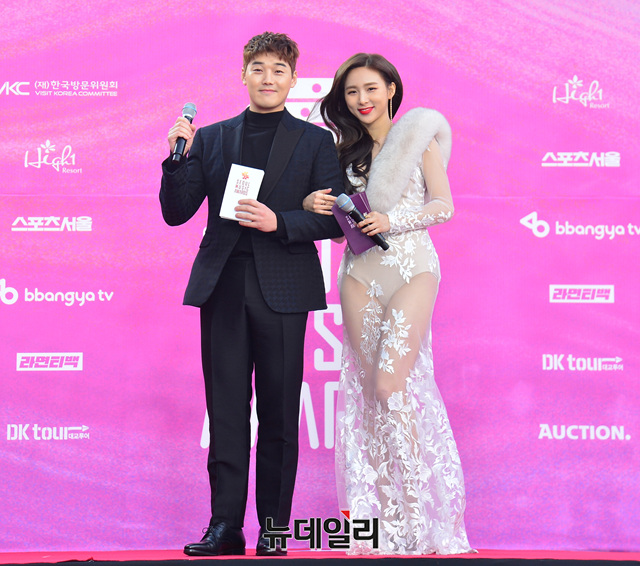 ▲ 방송인 권혁수와 그룹 카밀라의 한초임이 15일 오후 서울 구로구 고척스카이돔에서 열린 ‘제28회 하이원 서울가요대상(SEOUL MUSIC AWARDS)’ 레드카펫 행사를 진행하고 있다. ⓒ박성원 기자