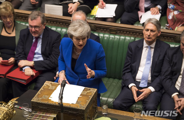 ▲ 불신임 투표 전 의원들에게 주장을 펴는 테레사 메이 영국 총리. ⓒ뉴시스 AP. 무단전재 및 재배포 금지.