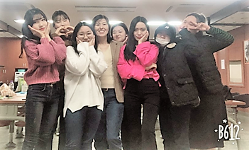 ▲ 호주 취업에 성공한 방송헤어분장과 7명 학생과 유은성 교수(가운데) 단체사진.ⓒ영상대