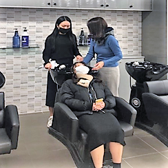 ▲ 실용영어를 배우며 실습교육 중인 김현주 학생 모습.ⓒ영상대