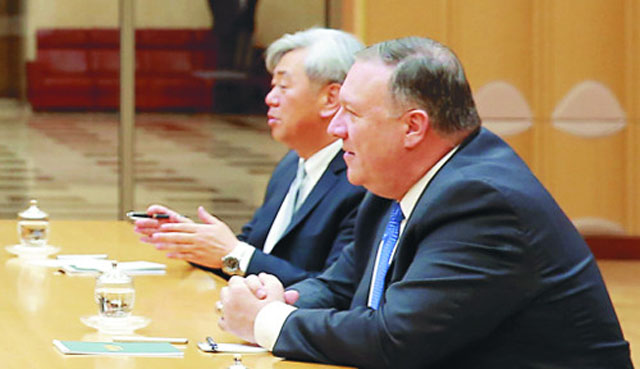 ▲ 지난해 5월 마이크 폼페이오 미국 국무장관과 함께 방북해 김정은과 만나는 앤드루 김 코리아미션센터장. ⓒ뉴시스-신화. 무단전재 및 재배포 금지.