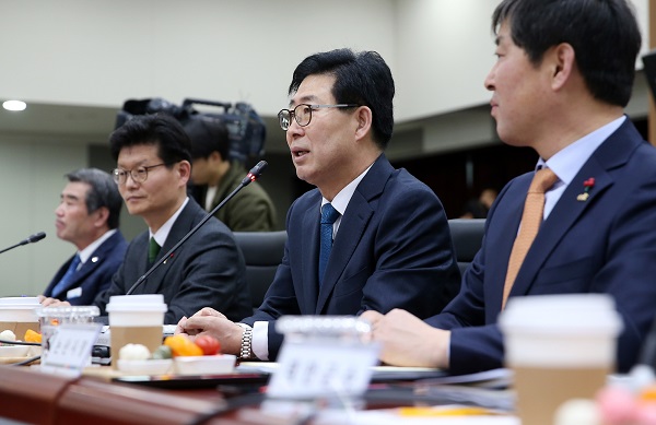 ▲ 양승조 충남도시지사가 17일 시장군수회의를 주재하고 있다. 이날 양지사와 시장군수들은 유관순열사 서훈등급 상향을 위한 상훈법 개정 촉구 결의문을 채택했다.ⓒ충남도