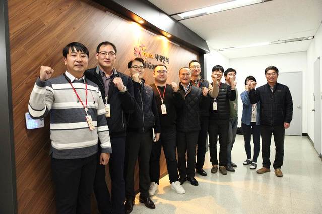 ▲ SK하이닉스 사내벤처 하이개라지(HiGarage) 출범식에서 이석희 SK하이닉스 대표이사(왼쪽에서 다섯 번째)와 사내벤처 주인공들이 기념촬영을 하고 있다. ⓒSK하이닉스