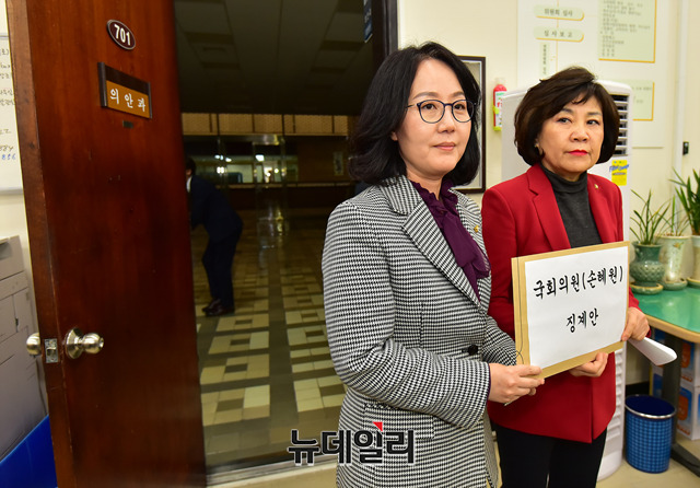 ▲ 17일 오후 자유한국당 김순례, 김현아 의원이 국회 의안과를 방문해 더불어민주당 손혜원 의원 징계요구안을 제출하고 있다.ⓒ뉴데일리 정상윤 기자