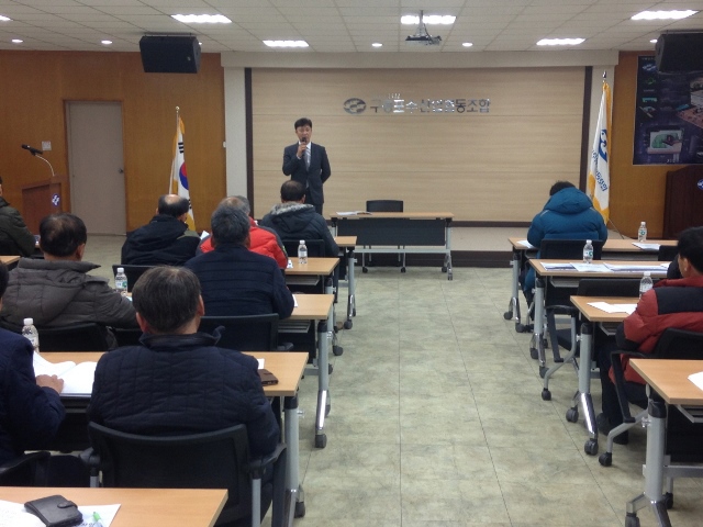 ▲ 포항시 정종영 수산진흥과장이 17일 구룡포수협에서 2019년도 수산분야 주요시책에 대해 설명하고 있다.ⓒ포항시