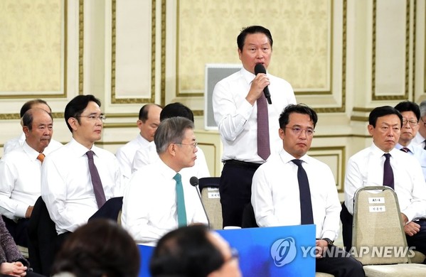 ▲ 최태원 SK 회장이 지난 15일 청와대에서 열린 ‘2019 기업인과의 대화’에서 문재인 대통령에게 혁신성장과 관련한 의견을 피력하고 있다. ⓒ연합뉴스