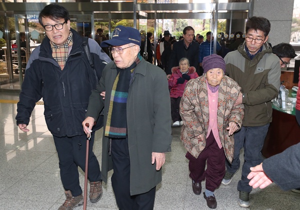 ▲ 제주 4·3사건 피해자들이 17일 오후 군사재판 재심 선고공판에 참석하기 위해 제주지법 법정으로 이동하고 있다. ⓒ연합뉴스
