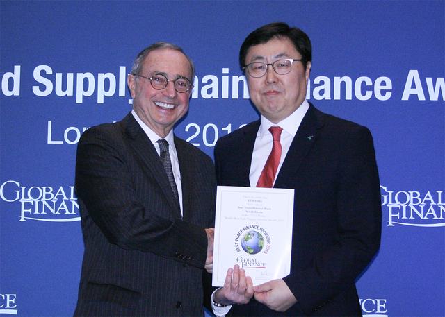 ▲ KEB하나은행이 지난 16일 영국 런던에서 세계적 금융ㆍ경제 전문지 ‘글로벌파이낸스’ 선정 '대한민국 최우수 무역금융 은행상'을 통산 18회 수상했다. 시상식 후 박찬범 KEB하나은행 런던지점장(사진 오른쪽)과 글로벌파이낸스 조셉 히라푸토(Joseph D. Giarraputo) 발행인 겸 대표가 기념촬영을 하고 있다.ⓒKEB하나은행