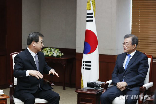 ▲ 문재인 대통령과 이야기하는 서훈 국정원장. ⓒ뉴시스. 무단전재 및 재배포 금지.