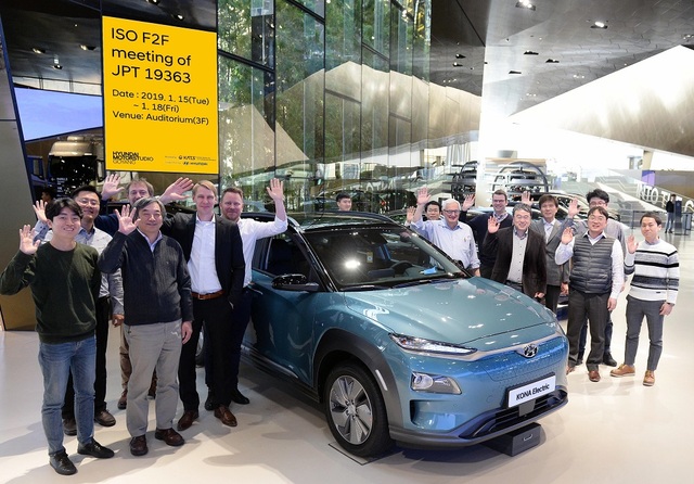 ▲ 현대모터스튜디오 고양에서 열린 ‘ISO  전기차 무선충전 국제표준화 회의’에 참가한 전문가들이 코나EV와 함께 기념 촬영을 하고 있다.ⓒ현대자동차