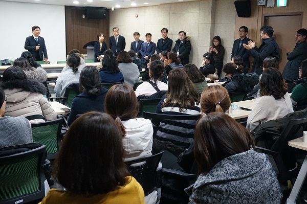 ▲ 최교진 세종시교육감이 17일 밤 9시쯤 세종시교육청 대회의실에서 학부모 100여명 앞에서 고교 신입생 배정 오류사태에 대한 입장을 밝히고 있다.ⓒ세종시교육청