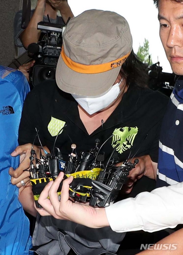 '노래방 토막 살해범' 변경석이 지난해 8월 21일 서산휴게소에서 긴급 체포돼 과천경찰서로 압송되고 있다.ⓒ뉴시스