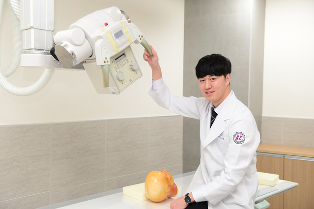 ▲ 방사선사 국가고시 전국 수석을 차지한 대구보건대학교 정세진 씨가 학과 실습실에서 기념촬영을 했다.ⓒ대구보건대