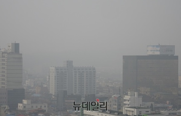 ▲ 지난 14~15일 청주시 청원구 우암산 3·1공원에서 바라본 한화생명 빌딩이 안개가 자욱히 낀 것처럼 희미하다.ⓒ박근주 기자