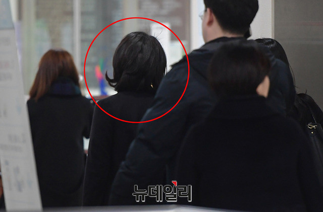 ▲ 지난 11일 서울고등법원에서 열린 이명박 전 대통령의 항소심 3차 공판에 출석한 권영미씨가 증인신문을 마치고 법원을 빠져나가고 있다. ⓒ뉴데일리 정상윤 기자