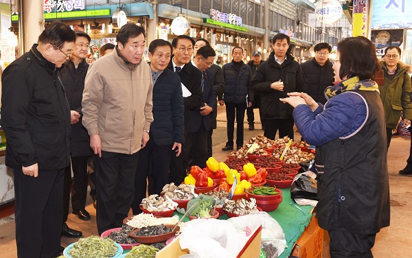 ▲ 이낙연 국무총리가 19일 충남 홍성군 광천시장을 방문, 한 노점상인으로부터 이야기를 듣고 있다.ⓒ충남도