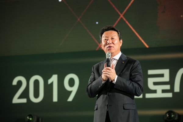▲ 아프로서비스룹 최윤 회장은 지난 19일 일산 킨텍스에서 개최된 2019년 경영전략회의에서 '20주년을 향하여'이라는 슬로건과 함께 선도금융그룹 도약을 위한 내실 경영을 올해 경영 목표로 발표했다.ⓒ아프로서비스그룹