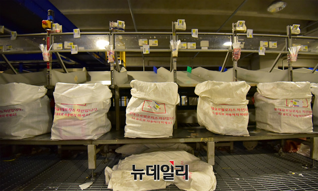 ▲ 스캐너를 통과한 소형 화물들은 자동으로 큰 자루에 담긴다. 권역별로 묶인 소형 화물들은 담당 기사에게 전달된다. ⓒ 뉴데일리 정상윤