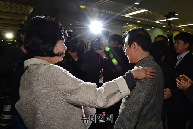 ▲ 목포 문화재거리 부동산 투기 의혹을 받고 있는 손혜원 더불어민주당 의원이 20일 오전 국회 정론관에서 열린 기자회견을 마치고 홍영표 원내대표와 인사를 나누고 있다. ⓒ뉴데일리 이종현 기자