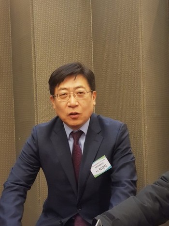 ▲ 21일 서울 서초구 소재 더케이호텔 서울에서 진행된 '제18대 저축은행중앙회장 선거 및 회원사 임시 총회'에서 2차 투표 결과 박재식 전 한국증권금융 사장(사진)이 45표를 득표하며 당선됐다. 이날 박재식 후보는 당선 기자간담회에서 저축은행업계에서 해결해야 할 우선 과제로 '예금보험료 인하'를  꼽았다.ⓒ뉴데일리