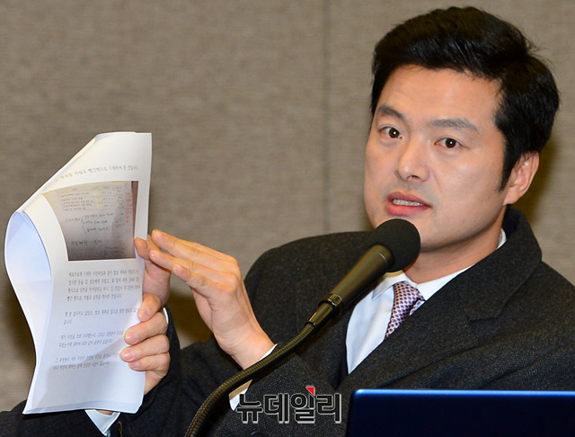 ▲ 김태우 검찰 수사관이 21일 오전 서울 중구 프레스센터에서 공익신고자 신분으로 가진 공식기자회견에서 관련자료를 제시하고 있다.ⓒ뉴데일리 박성원 기자