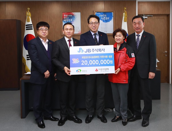 ▲ 한권희 JB(주) 대표(가운데)가 지난 18일 천안시청을 방문해 성금 2000만원을 쾌척했다.ⓒ천안시