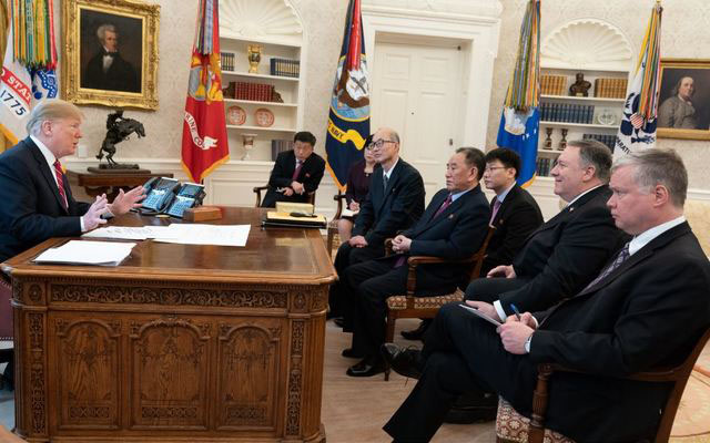 ▲ 지난 18일(현지시간) 美백악관 오벌오피스(대통령 집무실)에서 트럼프 대통령과 만난 김영철 일행. ⓒ뉴시스. 무단전재 및 재배포 금지.