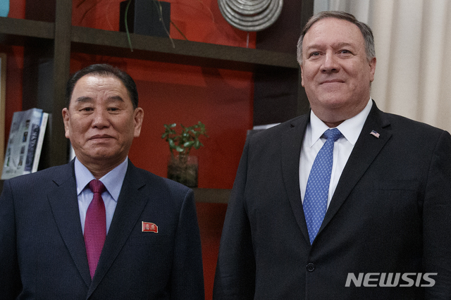 ▲ 지난 18일 회담을 앞두고 기념 촬영을 한 폼페이오 미국 국무장관과 김영철 노동당 부위원장ⓒ뉴시스. 무단 전재 및 재배포 금지.