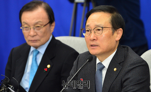 ▲ 더불어민주당 홍영표 원내대표(오른쪽)와 이해찬 대표. ⓒ뉴데일리 박성원 기자