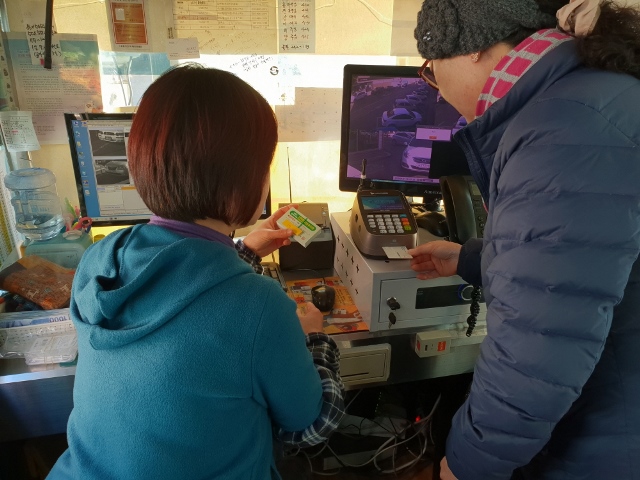 ▲ 대이동공영주차장의 지정주차권 판매 장면.ⓒ포항시시설관리공단