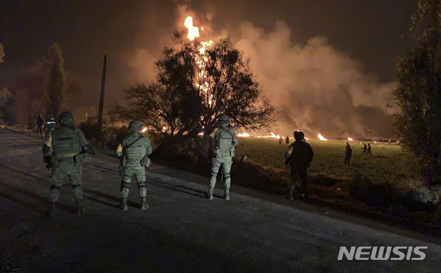 ▲ 송유관 폭발 사고 현장의 멕시코 군인들ⓒ뉴시스. 무단 전재 및 재배포 금지.