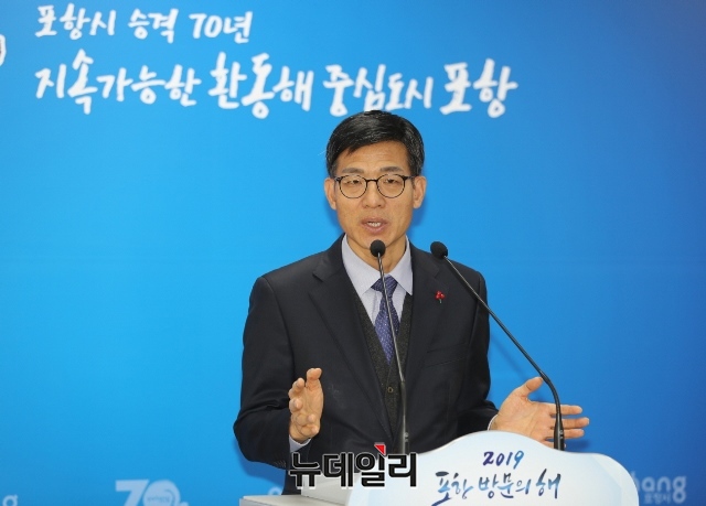 ▲ 포항시 정기석 복지국장이 21일 포항시청 브리핑룸에서 2019년도 포항시 복지정책에 방향에 대해 설명을 을 하고 있다.ⓒ뉴데일리