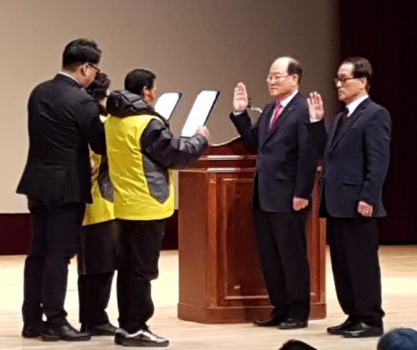 ▲ 단양 9988행복지키미로 위촉된 지키미 대표가 류한우 군수(오른쪽 두번째)에게 선서를 하고 있다.ⓒ단양군