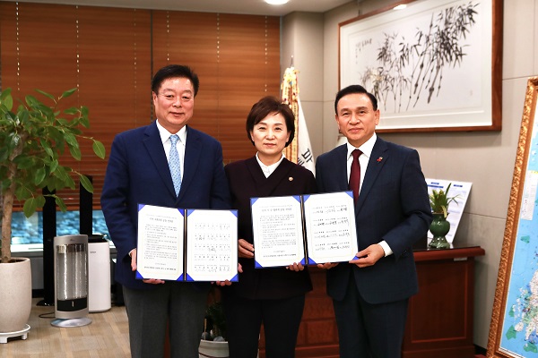 ▲ 구본영 천안시장(오른쪽)과 이규희 국회의원(왼쪽)이 지난 21일 김현미 국토부장관(가운데)을 만나 중부권 동서횡단철도가 예타면제 대상사업에 포함될 수 있도록 공동건의문을 전달하고 포즈를 취하고 있다.ⓒ천안시