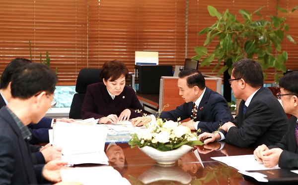 ▲ 구본영 천안시장이 김현미 국토부장관에게 중부권 동서횡단철도가 예타면제 대상사업에 포함될 수 있도록 적극적인 지원을 건의하고 있다.ⓒ천안시