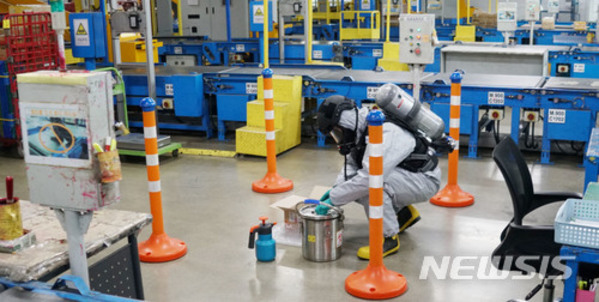 ▲ 인천공항 국제우편물류센터에서 지난해 5월 실시됐던 우편물 생화학 테러 대응 훈련ⓒ뉴시스. 무단 전재 및 재배포 금지.