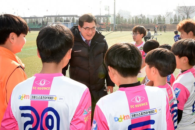 ▲ 주낙영 경주시장이 경주컵 동계클럽 유소년 축구대회가 열리는 축구공원을 찾아 선수들을 격려하고 있다.ⓒ경주시