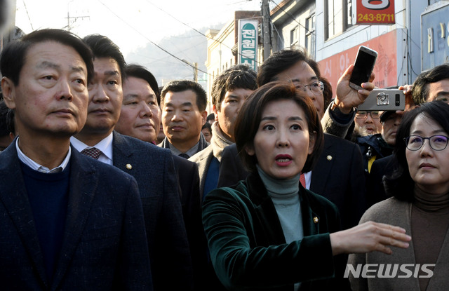 ▲ 나경원 자유한국당 원내대표(가운데)와 정용기 정책위의장, 정양석 수석부대표, 이만희 원내대변인 등 한국당 원내지도부와 한선교 '손혜원 랜드게이트 진상조사단' 위원장 등이 22일 오후 전남 목포시 근대역사문화공간인 대의동 일대를 둘러보고 있다. ⓒ뉴시스