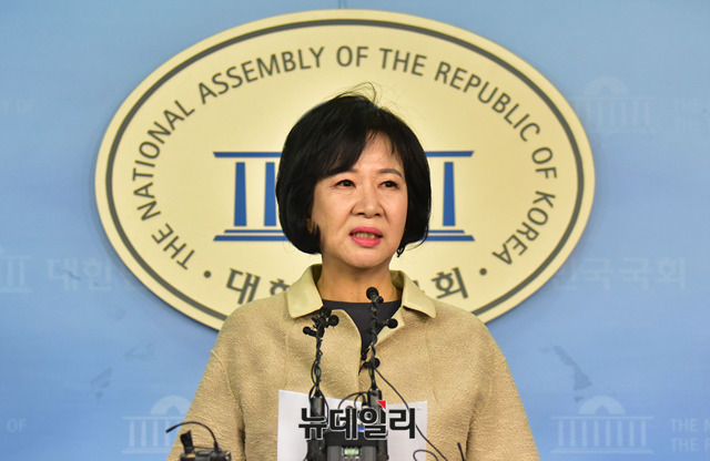 ▲ 목포 문화재거리 부동산 투기 의혹을 받고 있는 손혜원 더불어민주당 의원이 20일 국회 정론관에서 기자회견을 갖고 탈당 및 문화관광위원회 위원직 사퇴 기자회견을 갖고 있다.ⓒ뉴데일리 이종현 기자