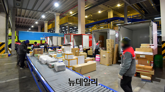 ▲ 공정거래위원회가 납품업체에 후행(後行) 물류비(유통업체 물류센터에서 매장까지 드는 물류비)’를 떠넘긴 혐의로 롯데마트에 대한 과징금 부과 절차에 착수했다. 이에 따라 유통업계 전반으로 과징금 불똥이 튈까 업체들 모두 긴장하고 있다. ⓒ뉴데일리 정상윤 기자