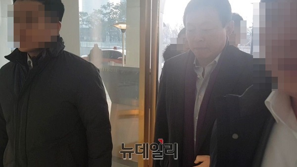 ▲ 신동빈 롯데 회장이 23일 오전 서울 잠실 롯데월드타워로 출근하고 있다. ⓒ뉴데일리