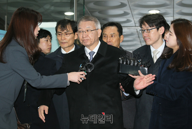▲ 양승태 전 대법원장이 23일 영장심사를 받기 위해 서울중앙지법에 출석하고 있다. ⓒ뉴데일리 이종현 기자