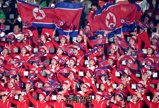 ▲ 지난해 북한응원단이 강원도 평창군 올림픽스타디움에서 열린 '2018 평창동계올림픽' 개막식에서 인공기를 흔들며 응원하고 있다. ⓒ뉴데일리
