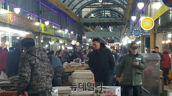 ▲ 조치원전통시장이 장날을 맞아 고객들로 북적이고 있다.ⓒ김동식 기자