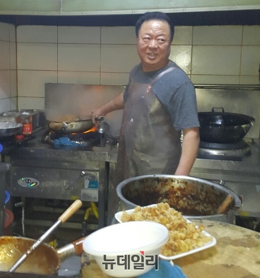 ▲ 광진짜장 정규천 사장이 땀을 흘리며 탕수육을 만들고 있다.ⓒ김동식 기자