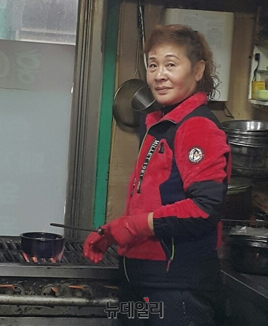 ▲ 세종식당 박경자 씨가 주방에서 수구레 국밥을 끓이고 있다.ⓒ김동식 기자