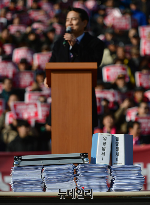 ▲ 23일 오후 국회의사당 본청 앞에서 김진태 자유한국당 의원이 당대표 출마 선언을 하고 있다. 인사말을 전하고 있는 김 의원 앞으로 입당원서들이 보인다. ⓒ뉴데일리 정상윤 기자