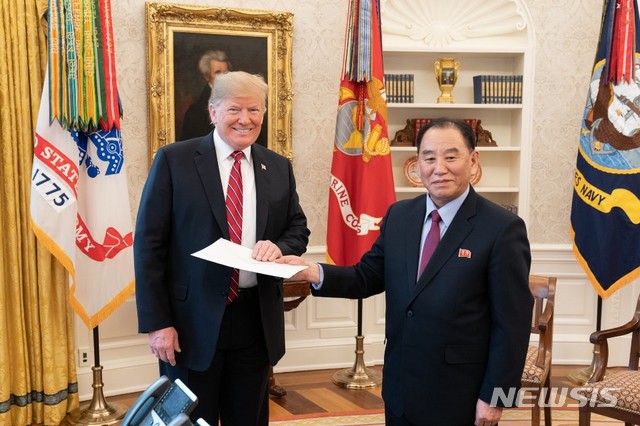 ▲ 김정은의 친서를 전달받은 트럼프 미국 대통령ⓒ뉴시스. 무단 전재 및 재배포 금지.