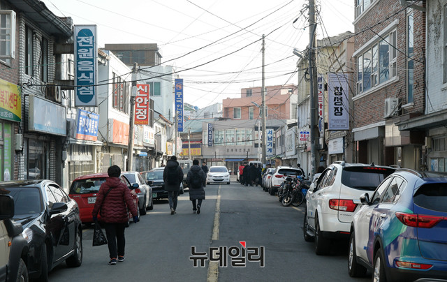 ▲ 23일 오전 전남 목포 대의동1가 거리 모습. 우측으로 창성장이 보인다. ⓒ뉴데일리 이기륭