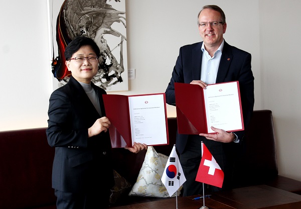 ▲ 23일(현지 시각) 스위스 파피콘 파노라마호텔에서 임일순 홈플러스 사장(좌)과 필립 그루이터스 EMD 대표(우)가 홈플러스의 EMD(European Marketing Distribution AG) 가입 계약을 체결했다.ⓒ홈플러스